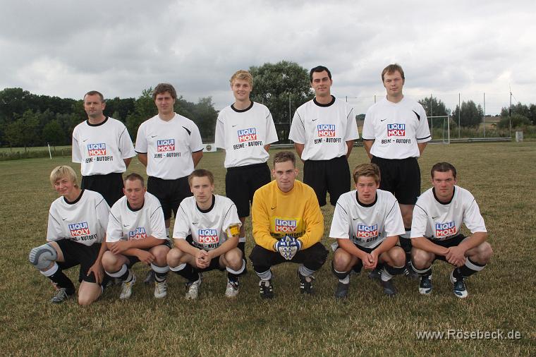 sportfest10-2-045.JPG - Mannschaftsfoto der I. Mannschaft des SuS Rösebeck beim Einlagespiel gegen den TuS Ammelunxen. Rösebeck gewinnt mit 4:2.